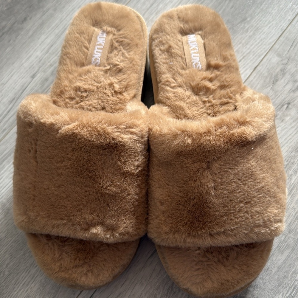 MUK LUKS Tan Slippers size medium 7-8 new